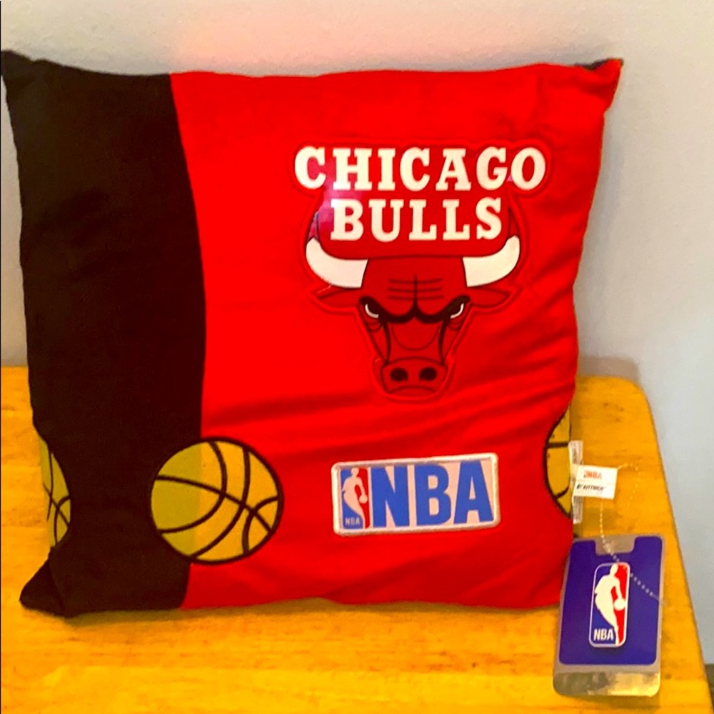 Chicago Bulls Throw Pillow